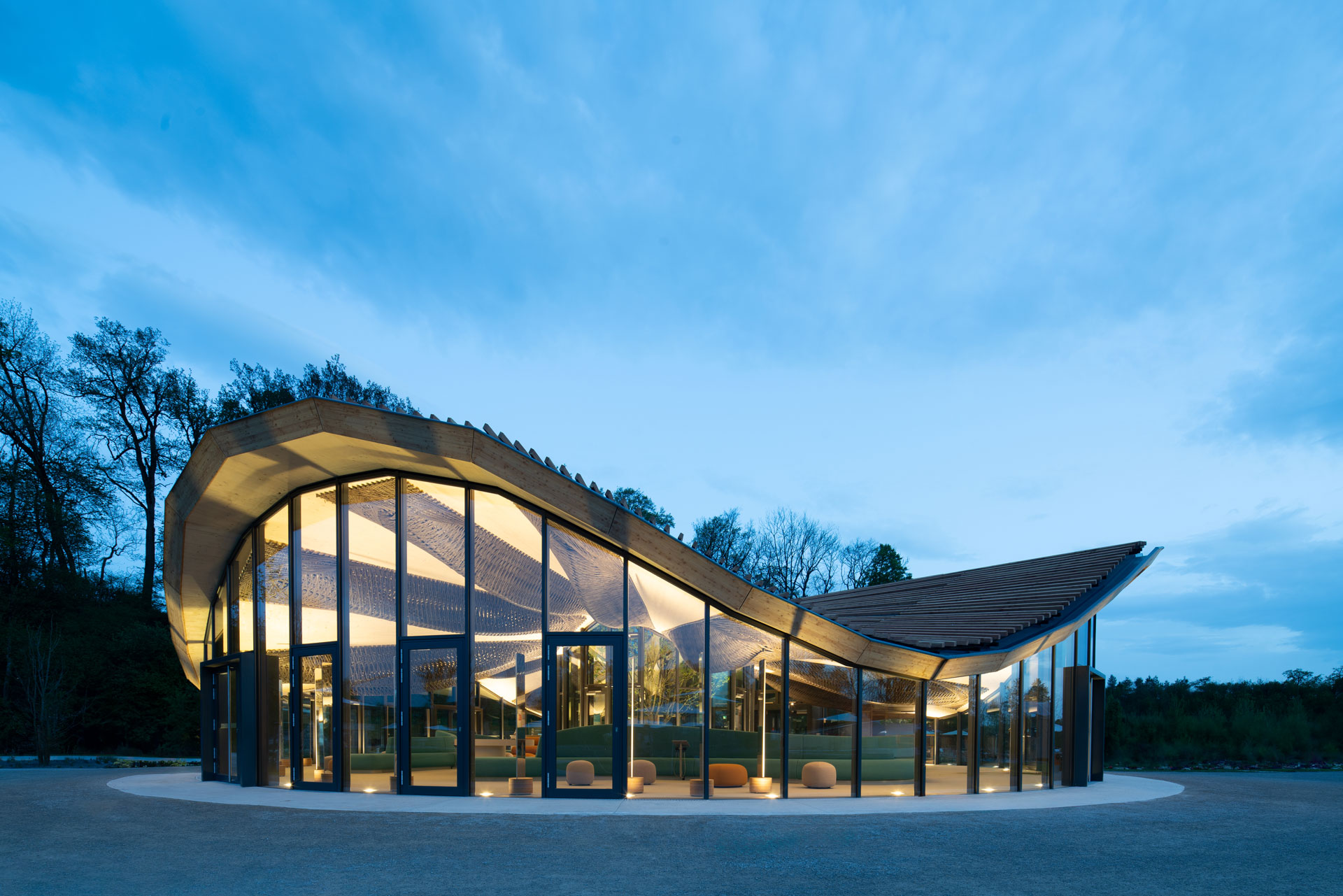 Foto des Hybrid-Flachs Pavillon in Wangen im Allgäu am Abend