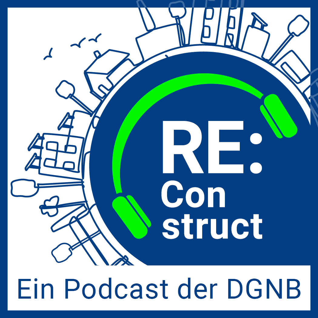 Re:Construct Podcast Cover Das Bild zeigt das Cover des Podcasts. Zu sehen ist der Titel Re:Construct in weiß auf einem runden, blauen Hintergrund. Umrahmt ist der Titel zudem von grünen Kopfhörern. Um die blaue Fläche ist ebenfalls in blau auf weißem Hintergrund Elemente einer Stadt skizziert.