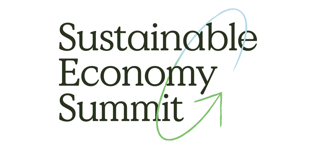 Schriftzug-Logo mit je einem Wort in einer Zeile im Bildzentrum und einem blau-grünen Pfeil in Kreisform auf der rechten Seite.