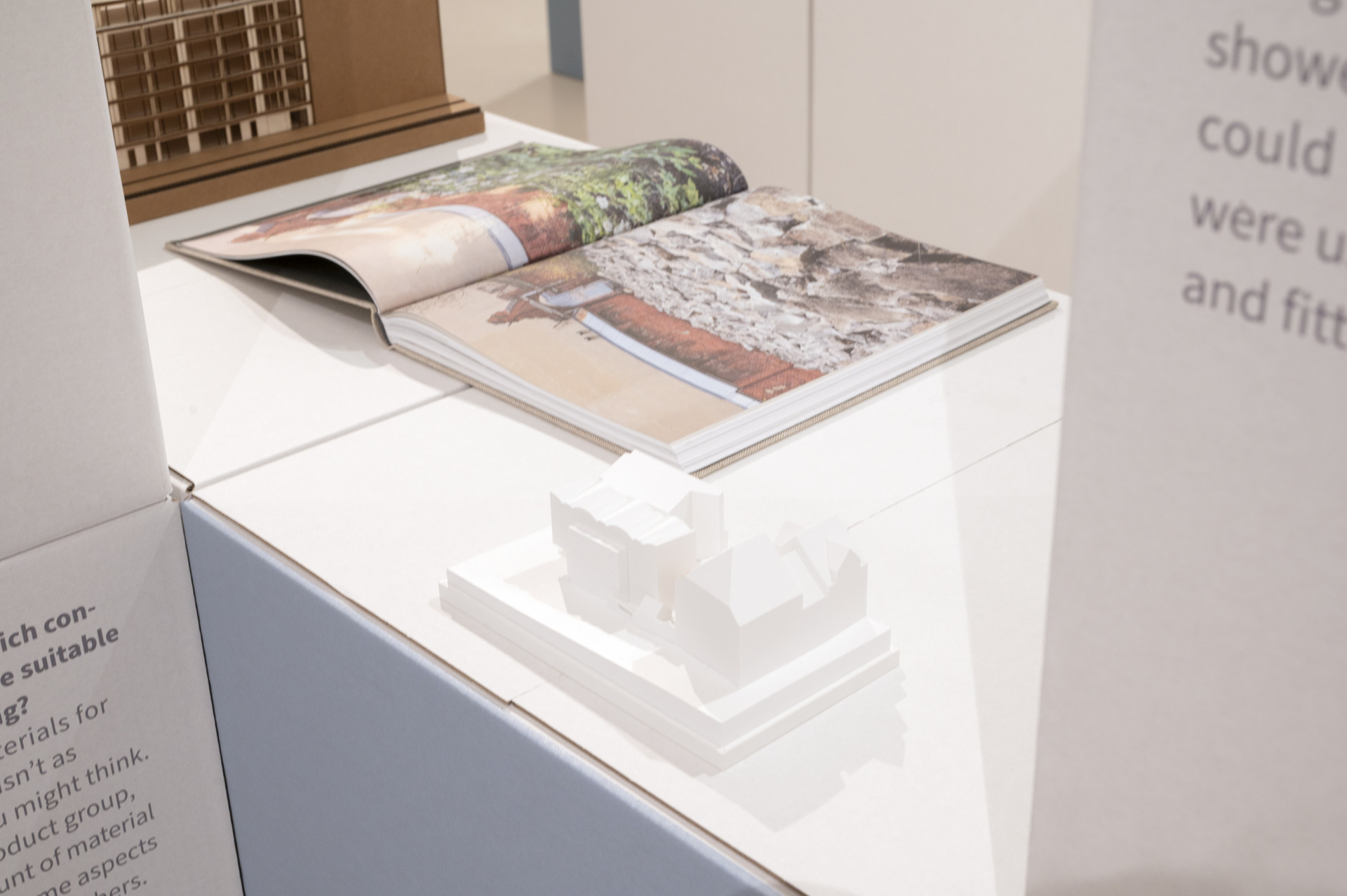 Foto eines Buches, das in der DGNB Ausstellung bei Aedes ausgelegt ist. Das Buch ist aufgeklappt.