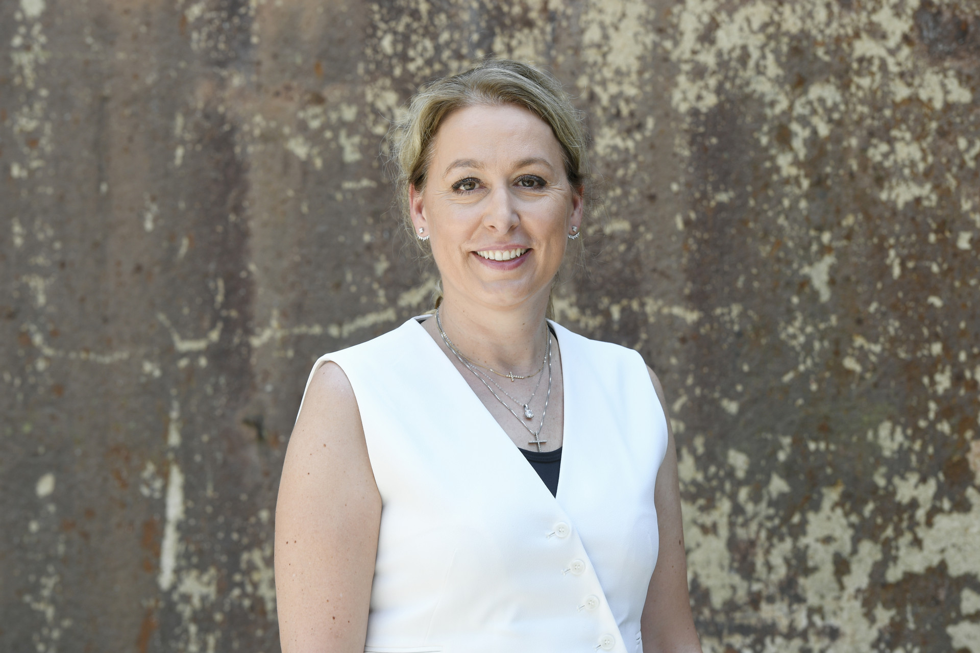 Pressebild: Dr. Christine Lemaitre Frontales Portraitfoto von Dr. Christine Lemaitre.